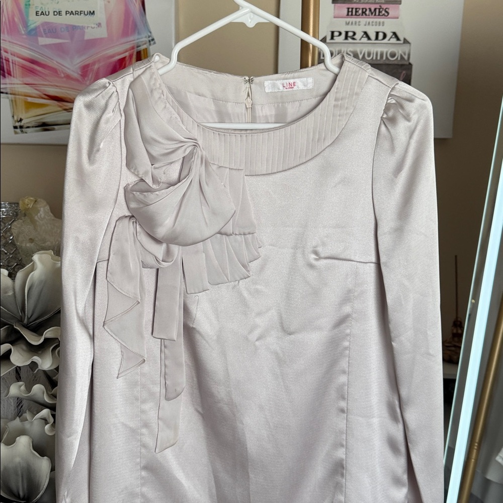 Elegant Gray Long Sleeve Blouse - Picture 3 of 4